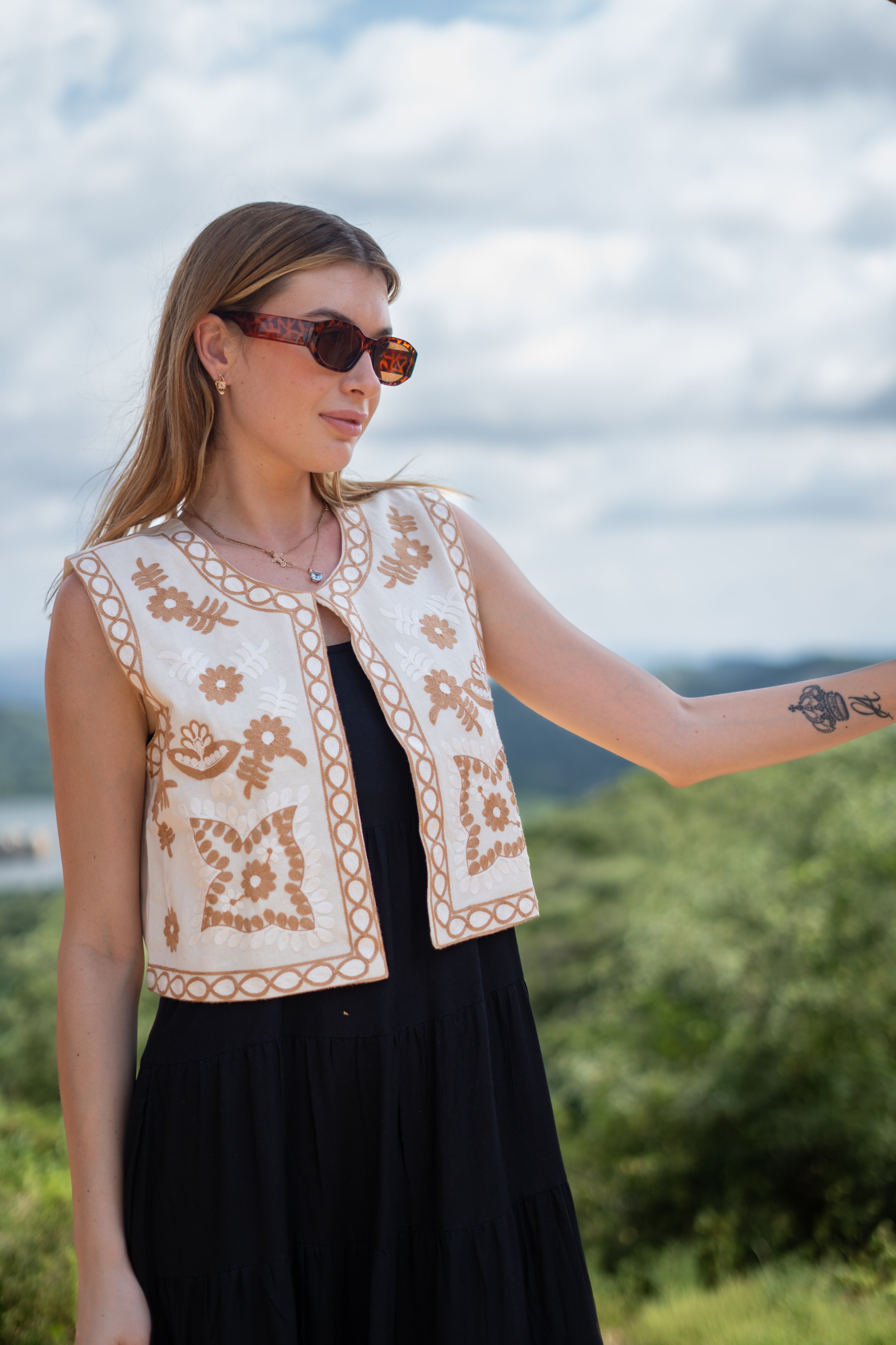 Cream Floral Embroidery Vest