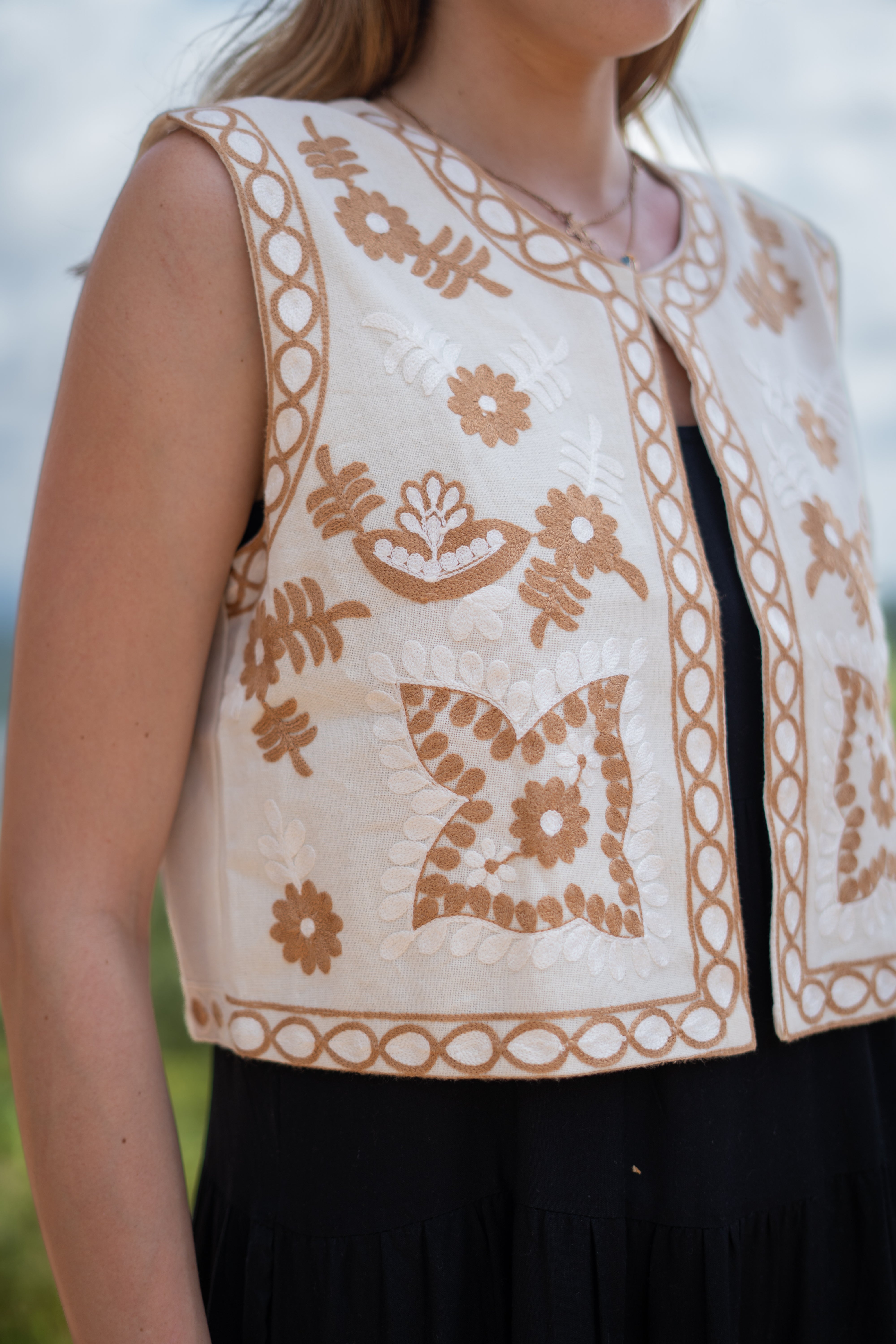 Cream Floral Embroidery Vest